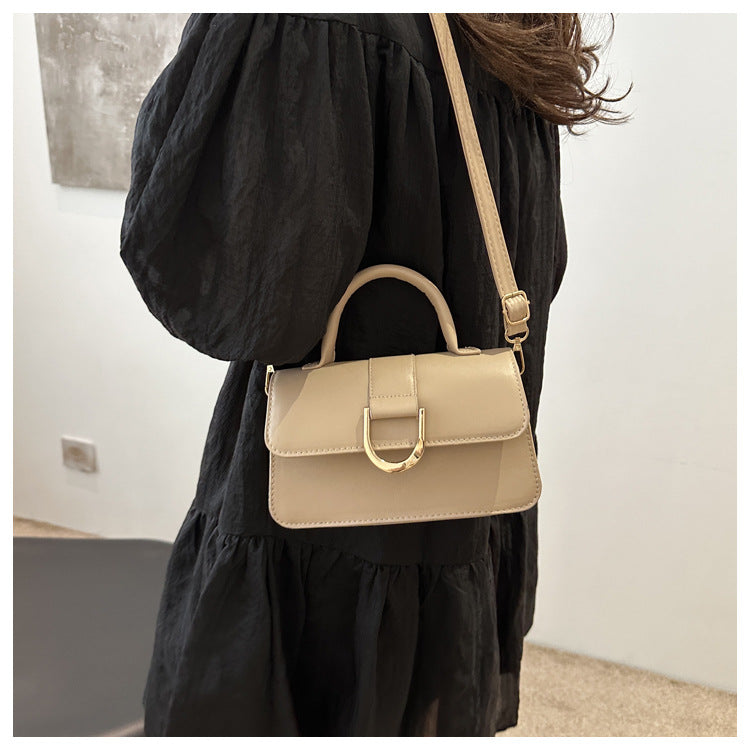 شنطة كروس بودي جلد صناعي أنيقة بقفل U ذهبي