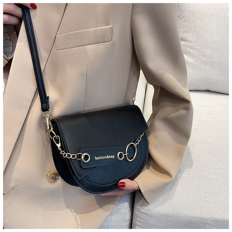 شنطة كروس بودي نصف دائرية بتصميم أنيق وسلسلة ذهبية