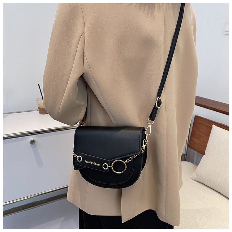 شنطة كروس بودي نصف دائرية بتصميم أنيق وسلسلة ذهبية