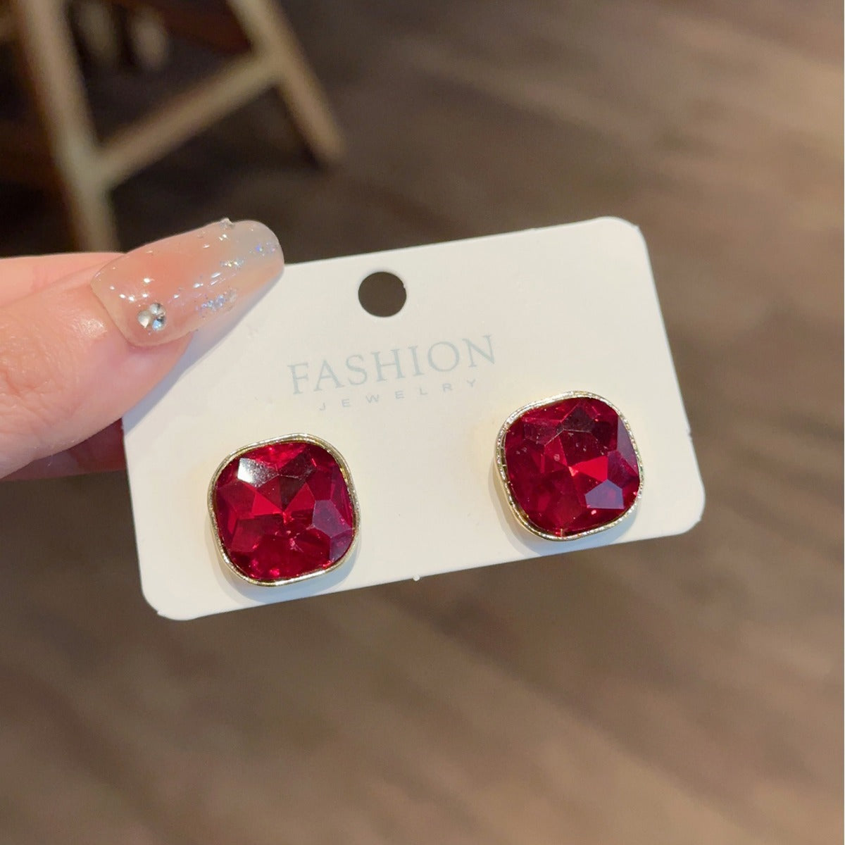 حلق أذن مربع بحجر أحمر عميق – تصميم فخم بلمسة كلاسيكية