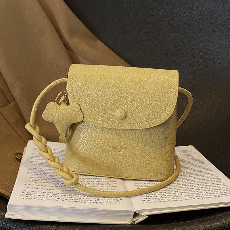 شنطة نسائية ميني جلد معالج PU – لون أصفر أنيق بحزام طويل