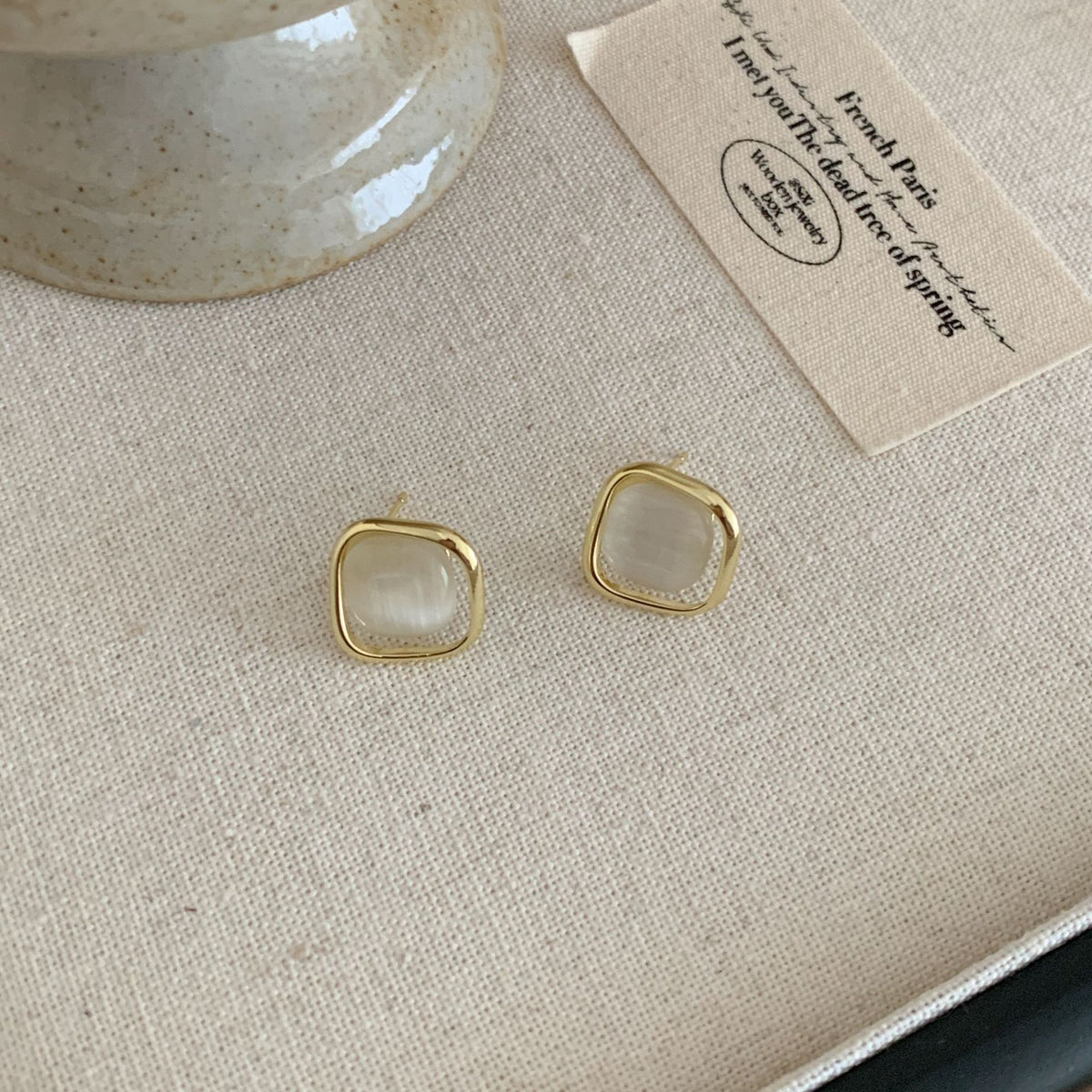 حلق أذن مربع بإطار ذهبي وحجر أبيض ناعم – أناقة مينيمال راقية