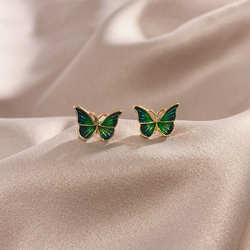 حلق نسائي بتصميم فراشة ملون – إكسسوار عصري أنيق لكل المناسبات