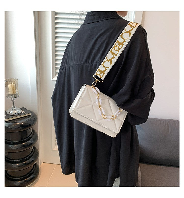 شنطة كروس بودي مبطنة بسلسلة – تصميم عصري أنيق