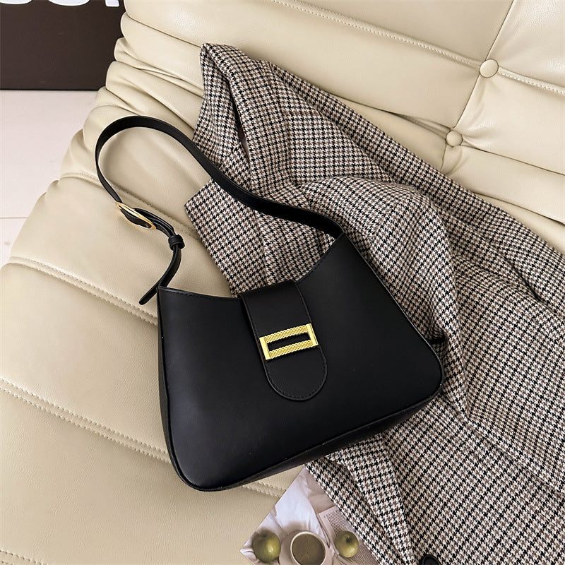 شنطة كتف جلد أنيقة بقفل ذهبي مستطيل