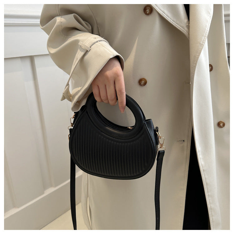 شنطة كروس بودي دائرية بمقبض دائري وتصميم مخطط