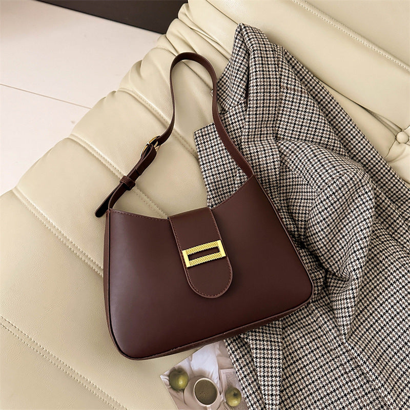 شنطة كتف جلد أنيقة بقفل ذهبي مستطيل