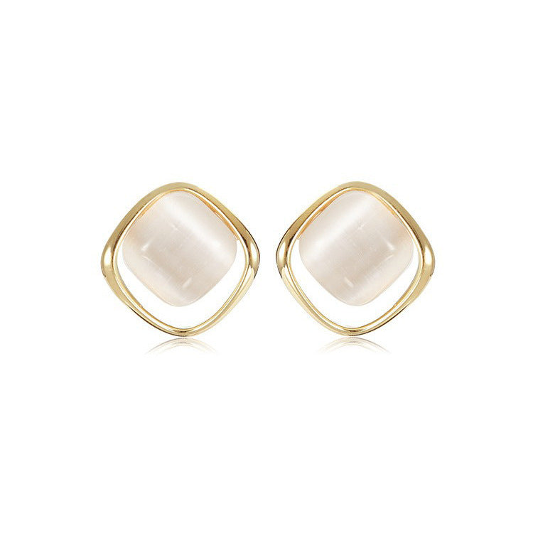 حلق أذن مربع بإطار ذهبي وحجر أبيض ناعم – أناقة مينيمال راقية
