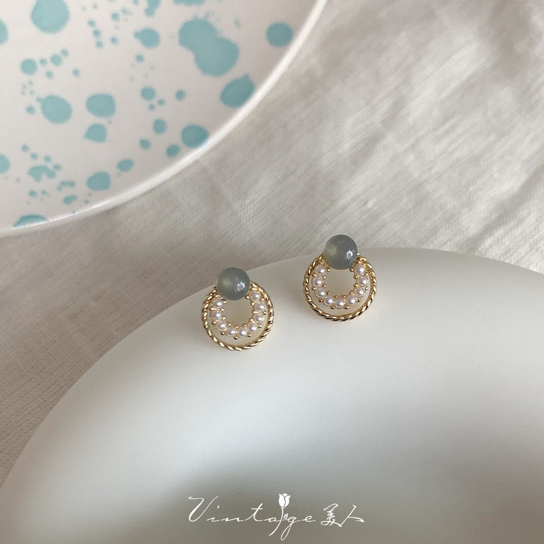 أقراط ذهبية دائرية مزينة بلؤلؤ مع حجر رمادي أنيق للنساء