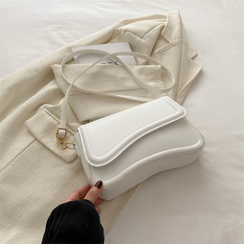 حقيبة كروس بودي جلد PU بتصميم ويف أنيق – أبيض