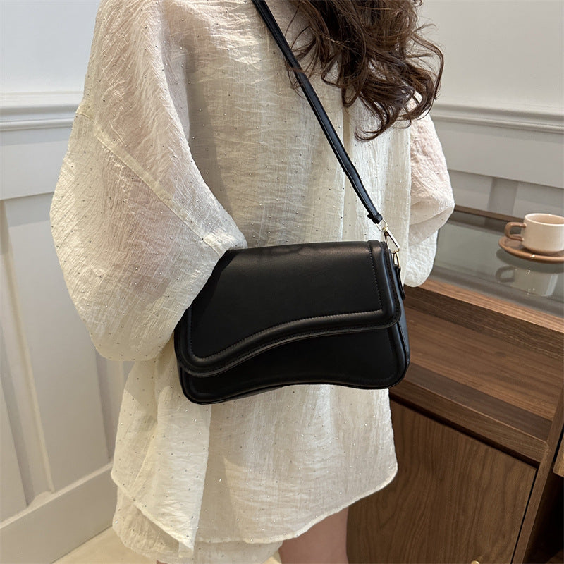 حقيبة كروس بودي جلد PU بتصميم ويف أنيق – أبيض