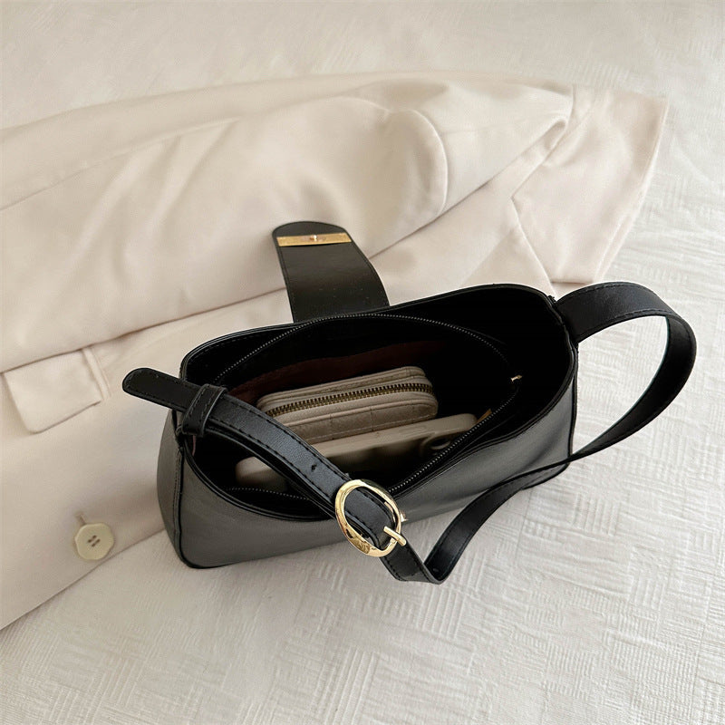 شنطة كتف جلد أنيقة بقفل ذهبي مستطيل