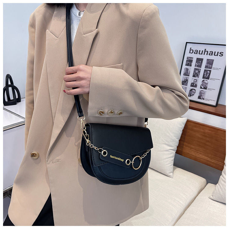 شنطة كروس بودي نصف دائرية بتصميم أنيق وسلسلة ذهبية