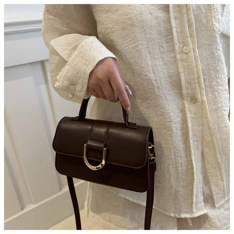 شنطة كروس بودي جلد صناعي أنيقة بقفل U ذهبي