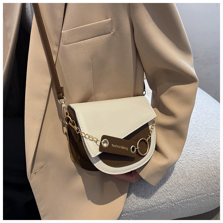 شنطة كروس بودي نصف دائرية بتصميم أنيق وسلسلة ذهبية