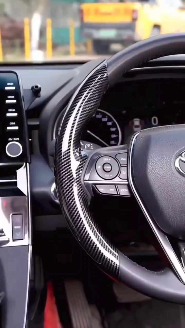 غطاء طارة كربون فايبر فاخر – شكل رياضي وتحكم أقوى لسيارتك