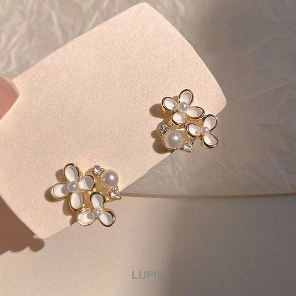 حلق أذن بتصميم زهور مرصعة – لمسة أنثوية أنيقة