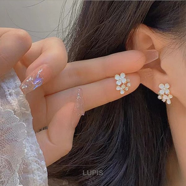 حلق أذن بتصميم زهور مرصعة – لمسة أنثوية أنيقة