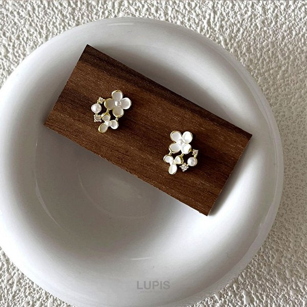 حلق أذن بتصميم زهور مرصعة – لمسة أنثوية أنيقة