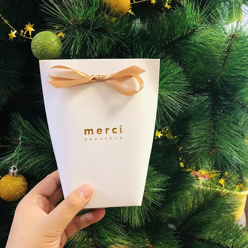 شنطة هدايا بيضاء merci - batcino.com