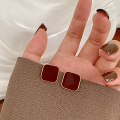 حلق أذن كلاسيك مربع باللون العنابي – تصميم أنيق بلمسة عصرية