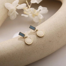 حلق نسائي أنيق بتصميم مستطيل مع دائرة لون أزرق وأوف وايت