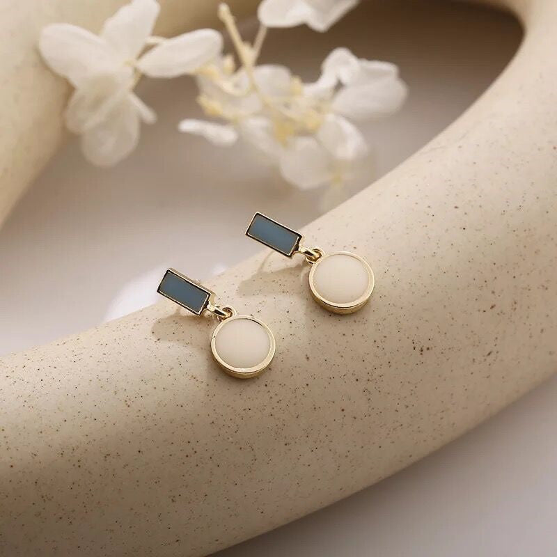 حلق نسائي أنيق بتصميم مستطيل مع دائرة لون أزرق وأوف وايت