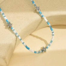 سلسلة خرز أخضر وأزرق وأبيض مع نجوم بحر – لمسة بحرية