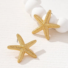 حلق نجمة البحر الذهبي بتصميم عصري