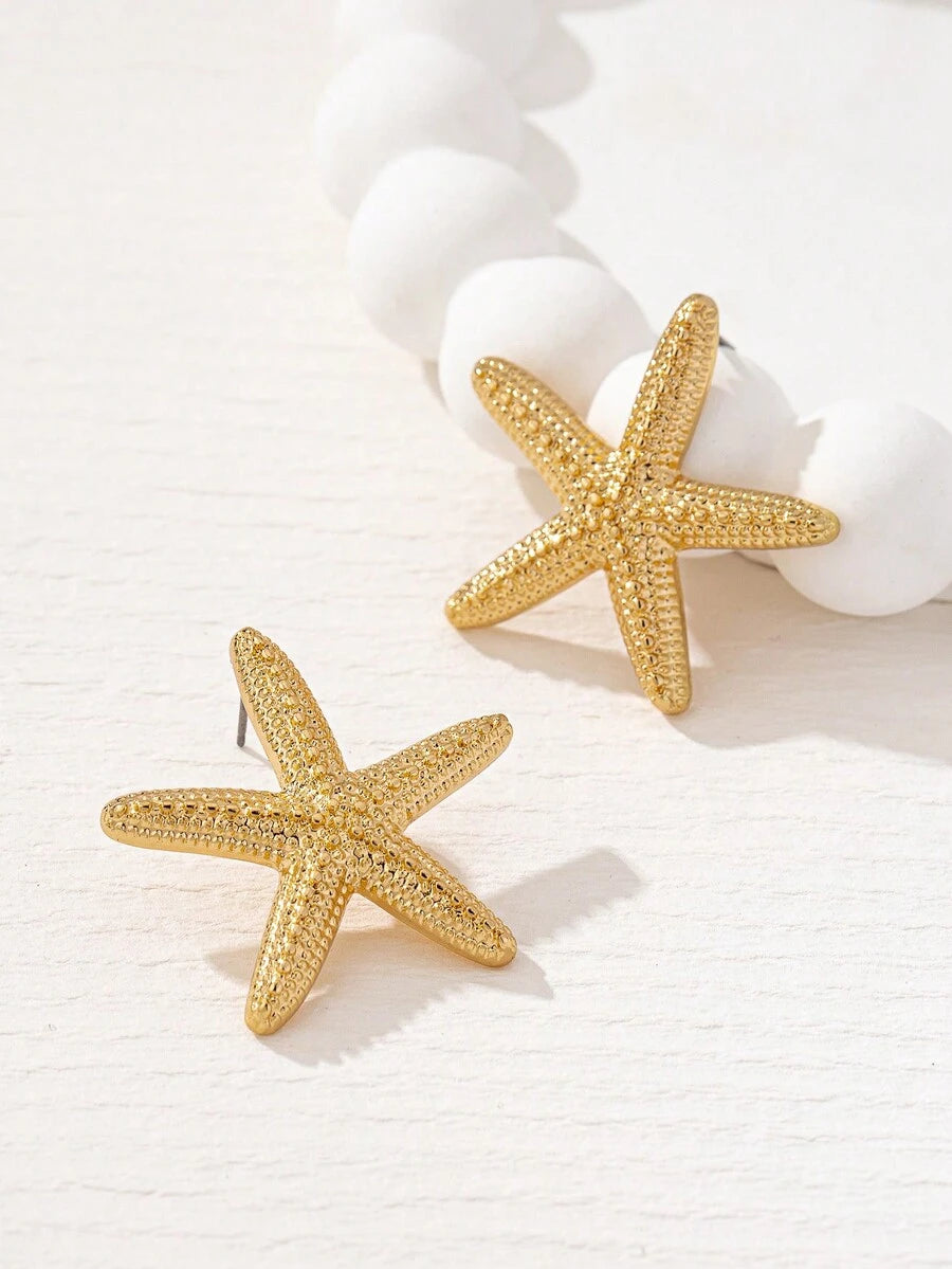 حلق نجمة البحر الذهبي بتصميم عصري