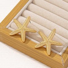 حلق نجمة البحر الذهبي بتصميم عصري