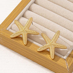 حلق نجمة البحر الذهبي بتصميم عصري