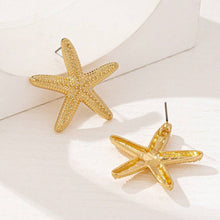 حلق نجمة البحر الذهبي بتصميم عصري