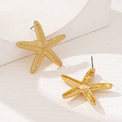 حلق نجمة البحر الذهبي بتصميم عصري