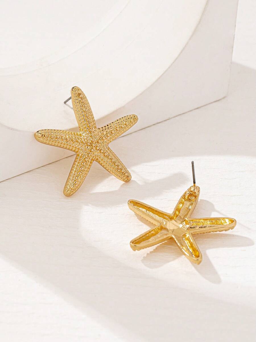 حلق نجمة البحر الذهبي بتصميم عصري