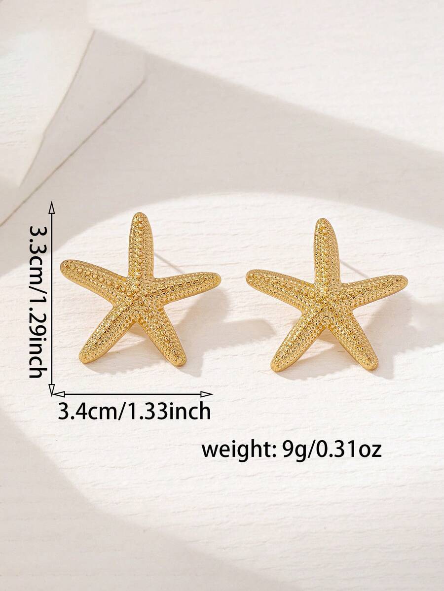 حلق نجمة البحر الذهبي بتصميم عصري