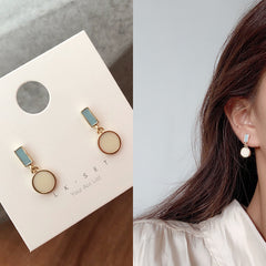 حلق نسائي أنيق بتصميم مستطيل مع دائرة لون أزرق وأوف وايت