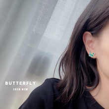 حلق نسائي بتصميم فراشة ملون – إكسسوار عصري أنيق لكل المناسبات