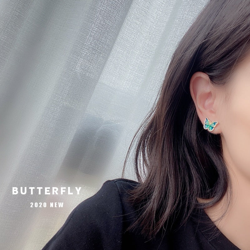 حلق نسائي بتصميم فراشة ملون – إكسسوار عصري أنيق لكل المناسبات