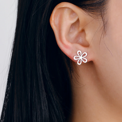 حلق برسينج بتصميم بسيط لزهرة الياسمين مطلي بالفضه