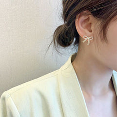 حلق نسائي فيونكة مطلي بماء الذهب مرصع بفصوص لامعة – تصميم أنيق