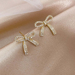 حلق نسائي فيونكة مطلي بماء الذهب مرصع بفصوص لامعة – تصميم أنيق