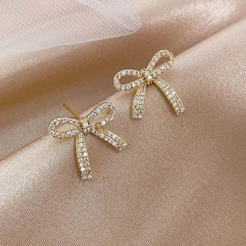 حلق نسائي فيونكة مطلي بماء الذهب مرصع بفصوص لامعة – تصميم أنيق