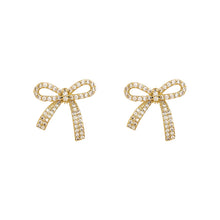 حلق نسائي فيونكة مطلي بماء الذهب مرصع بفصوص لامعة – تصميم أنيق