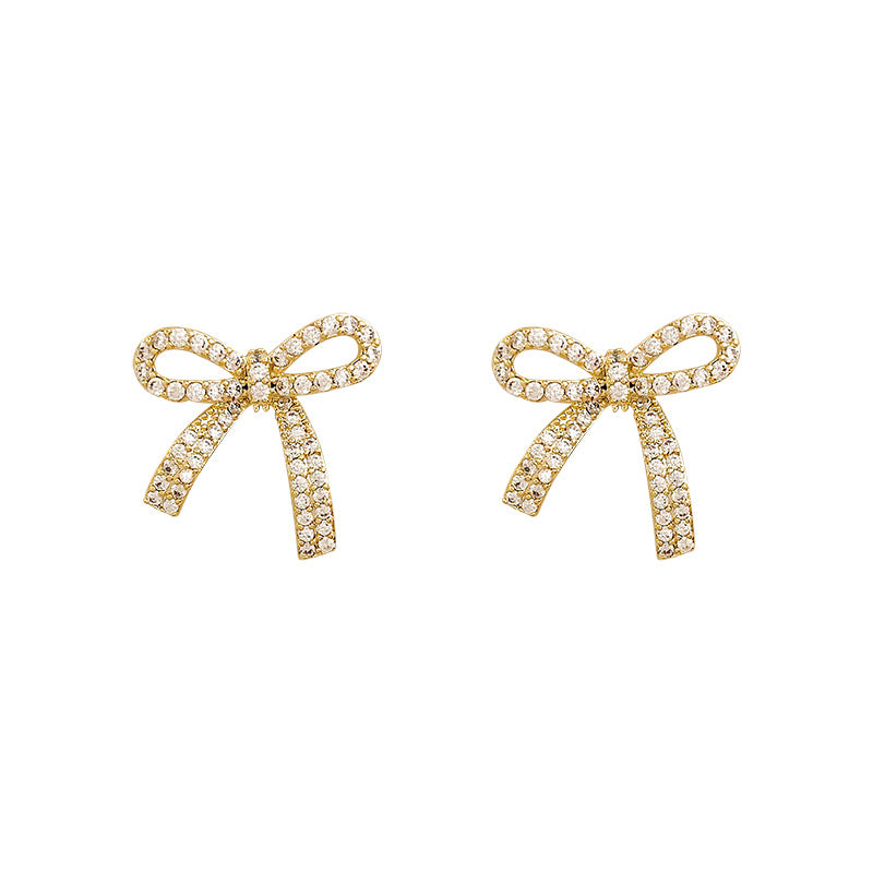 حلق نسائي فيونكة مطلي بماء الذهب مرصع بفصوص لامعة – تصميم أنيق