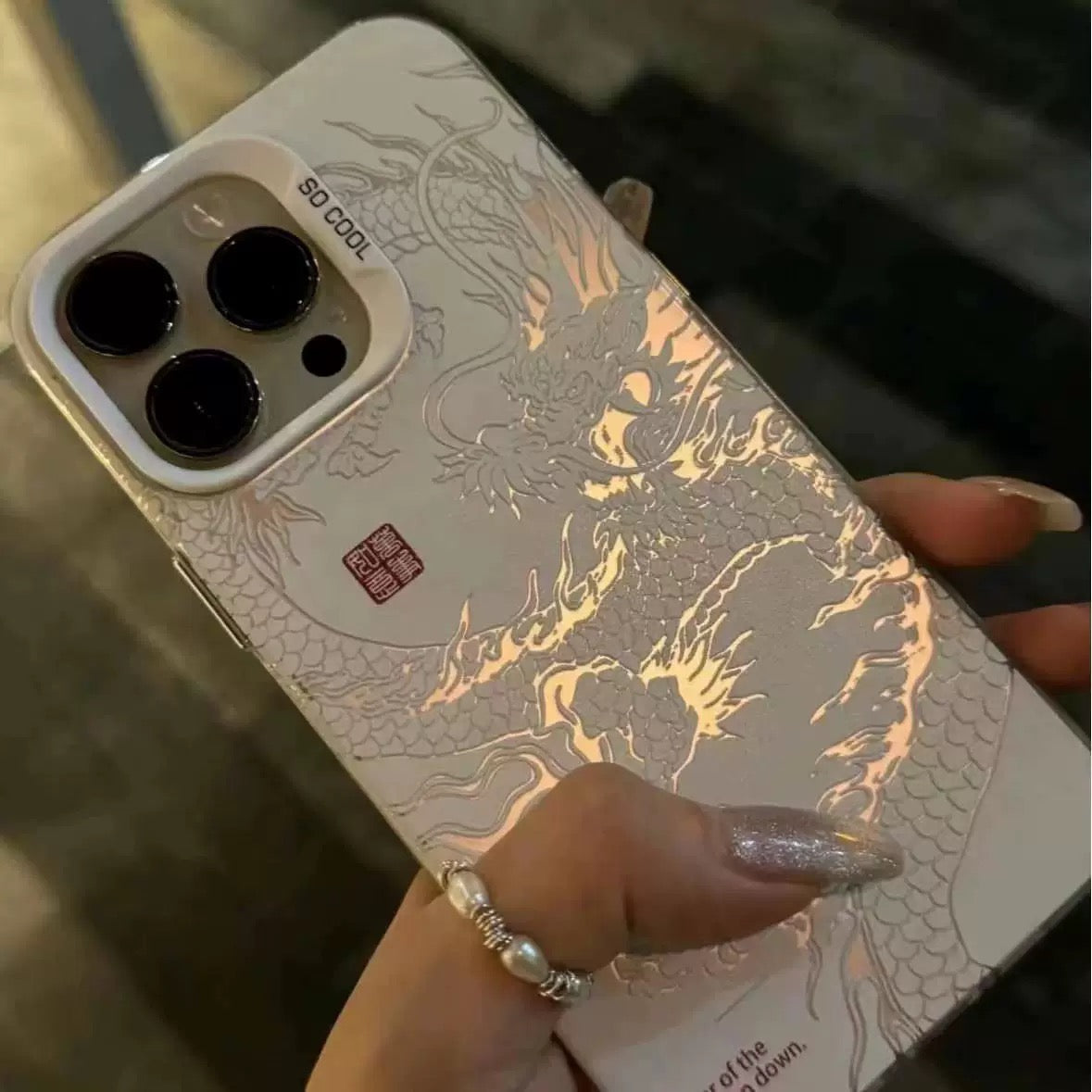 جراب ايفون بتصميم تنين محفور مضيء