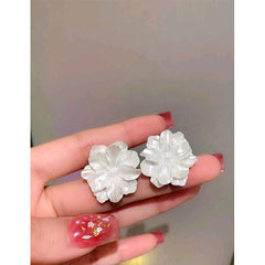 حلق بتصميم زهرة بشكل مميز