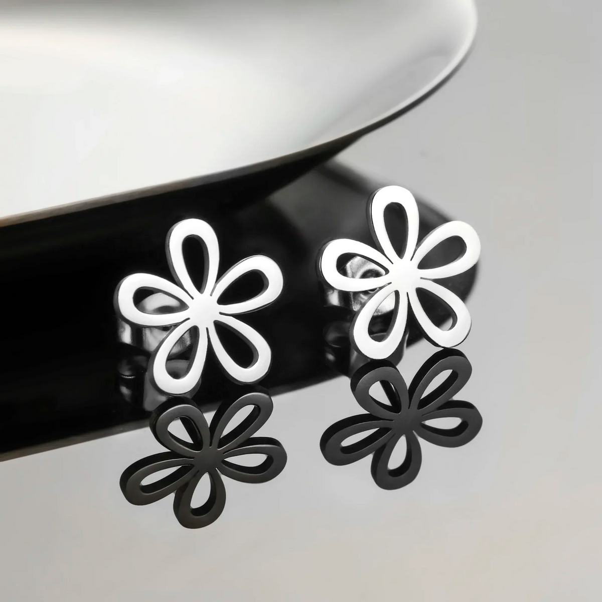 حلق برسينج بتصميم بسيط لزهرة الياسمين مطلي بالفضه