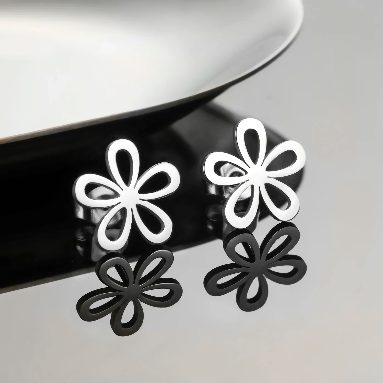 حلق برسينج بتصميم بسيط لزهرة الياسمين مطلي بالفضه