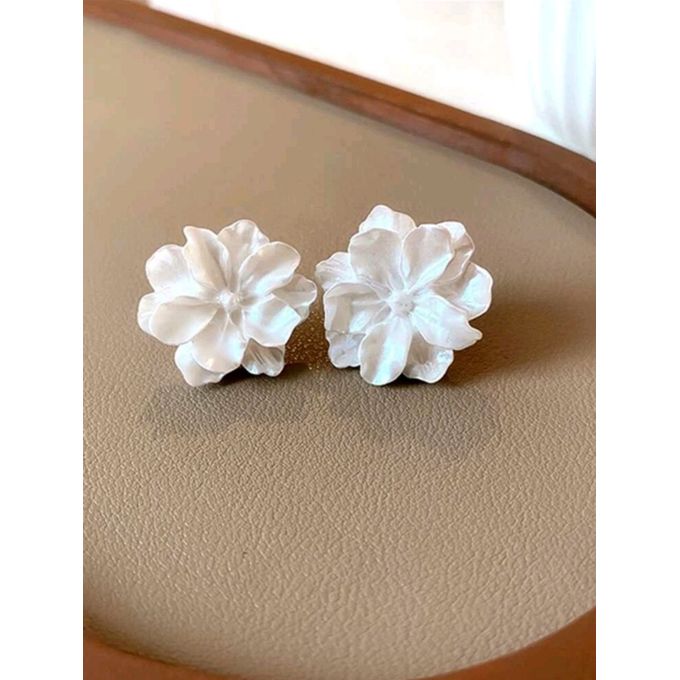 حلق بتصميم زهرة بشكل مميز